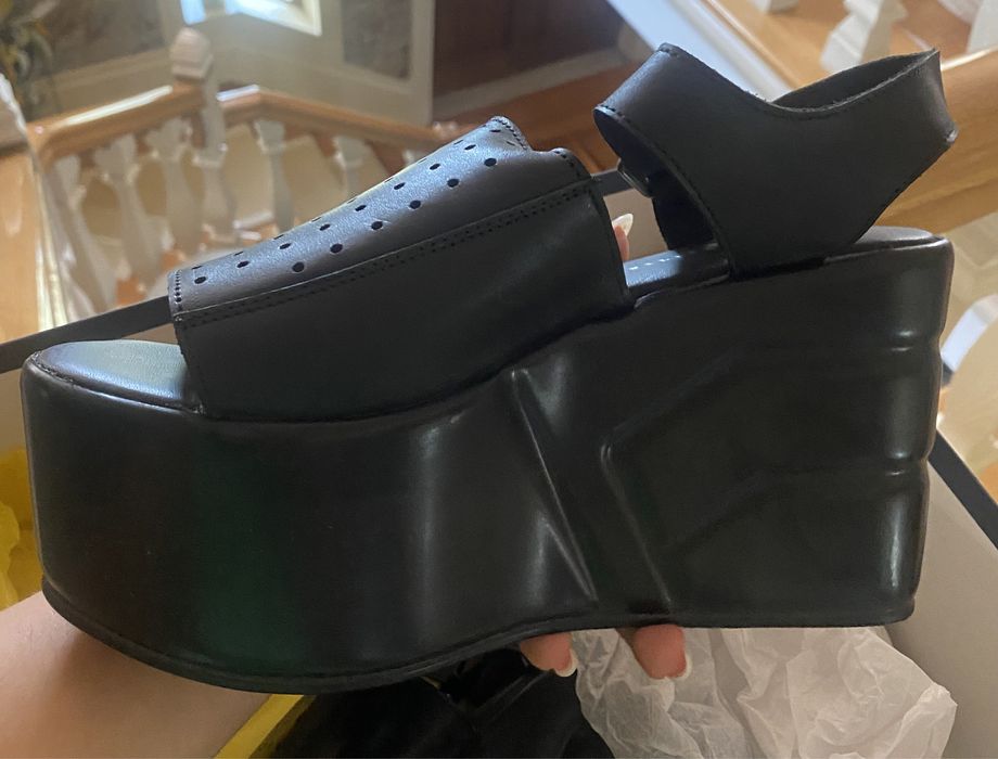 Sandálias pretas com plataforma