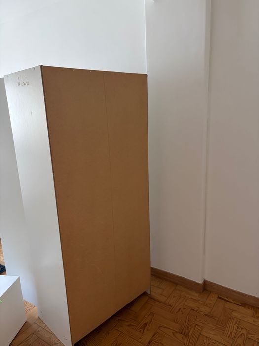 Este armário branco é ideal para armazenar roupas, acessórios e outros itens. Com duas portas amplas,
