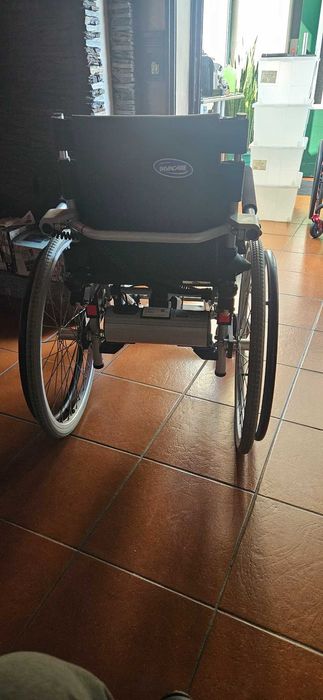 cadeira de rodas com elevação em estado novo