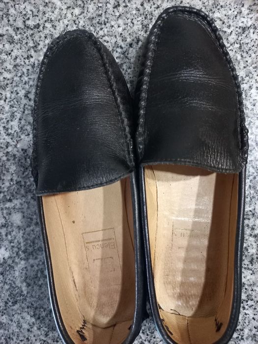 Sapatos pretos em pele