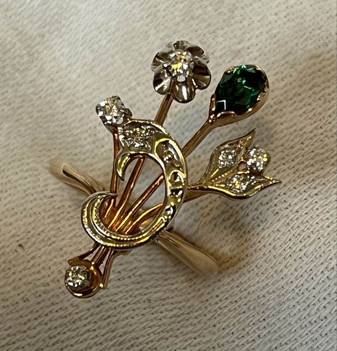 Комплект с бриллиантами и изумрудами.