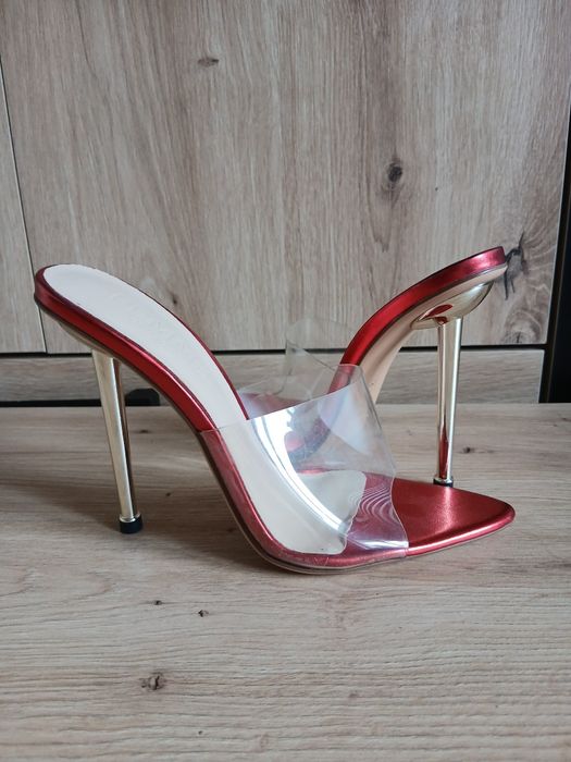 Czerwone obcasie Femme