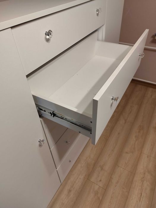 Sprzedam białą komodę