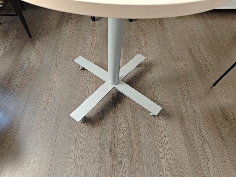 Stół okrągły średnica 80 cm wys. 72 z kółkami