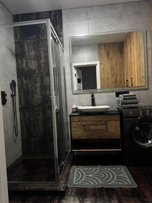 Стильна нова квартира на Митниці