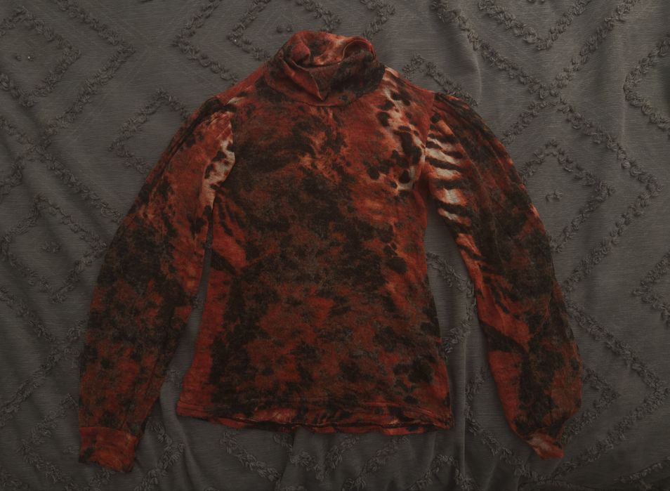 Яскравий червоно-чорний гольф з принтом