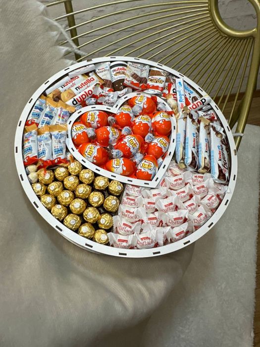 Подарункові бокси з солодощами та квітами – радість для коханих