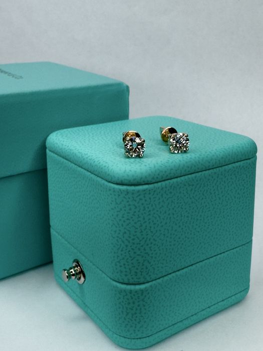 Золоті сережки пусети з діамантами в стилі Tiffany.