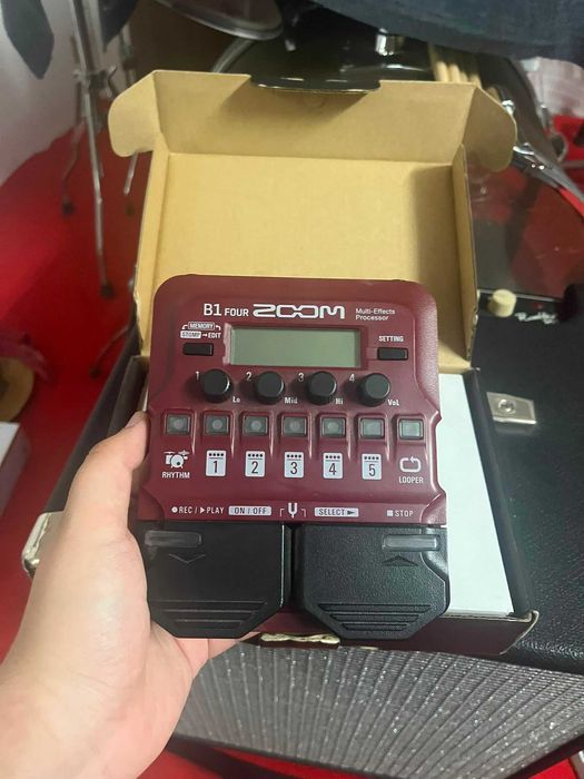 Zoom B1 Four - Pedaleira multi-efeitos para Baixo (Como Nova)