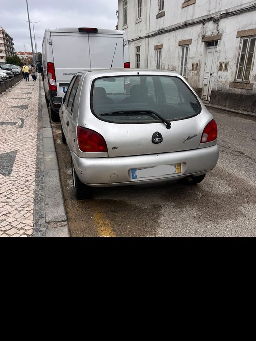 Ford Fiesta 1998, 93.660 km. Funcionava impecavelmente antes de ficar parado. Sem bateria, precisa de inspeção. Interior razoável. Chave suplente.
