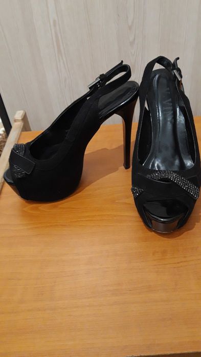 Жіночі туфлі,босоніжки