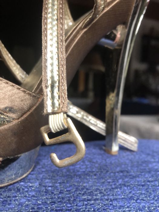 Sapato de Cerimonia Dourado com pedrinhas Salto Alto e Compensacao