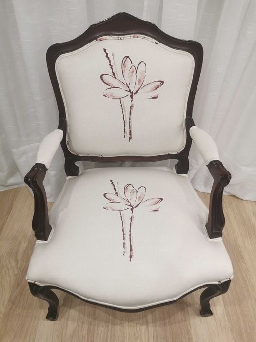 Bergere em madeira com estofo em beje e flor bordô