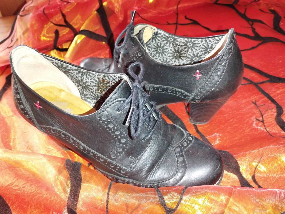 sapatos com atacadores