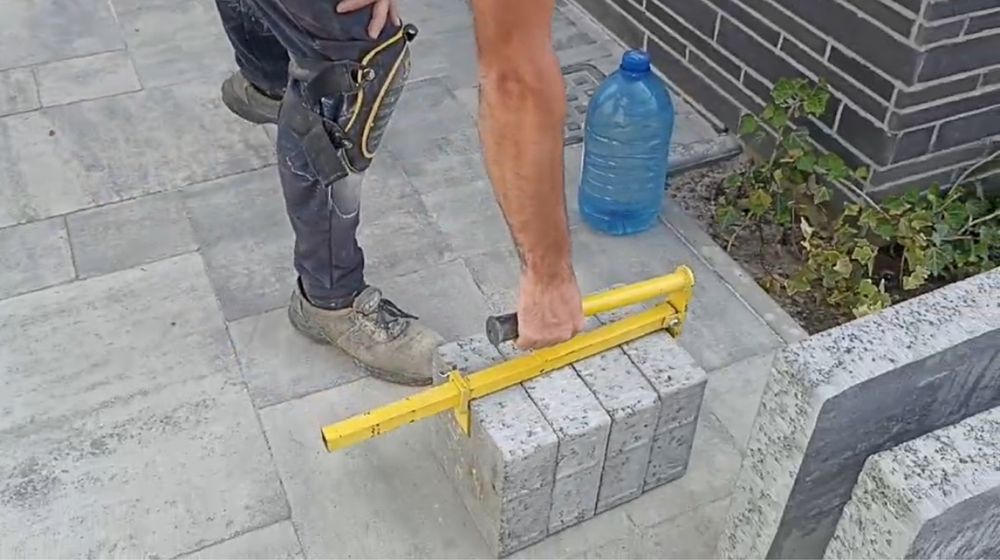 Захват для перенесення цегли, плитки, блоків