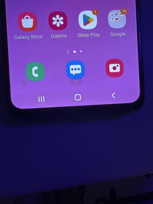 Samsung Galaxy S10e.