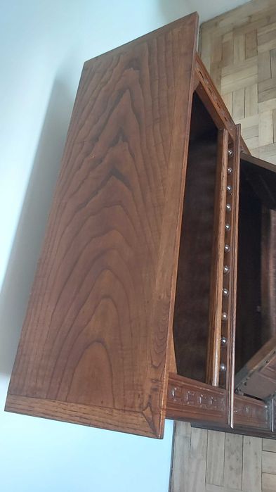 Mesa auxiliar o mesa TV de madeira maciça talhada/esculpida.