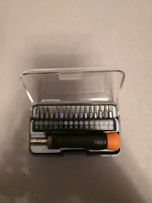Отвертка со сменными насадками Neo 04-228