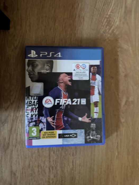 Playstation 4 + 2 comandos + FIFA 21