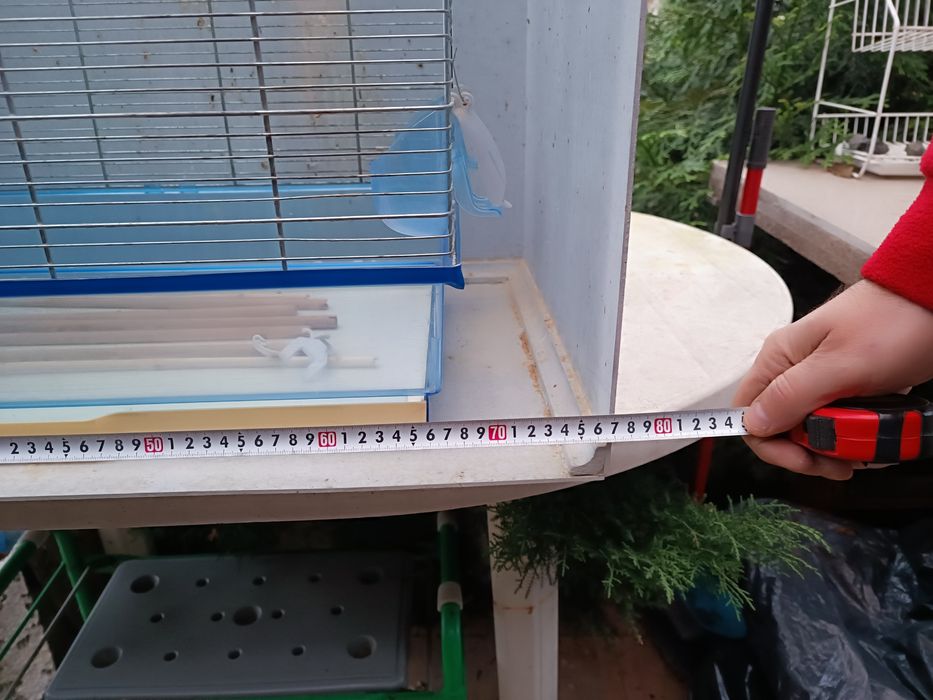 Klatka dla ptaków z obudową.