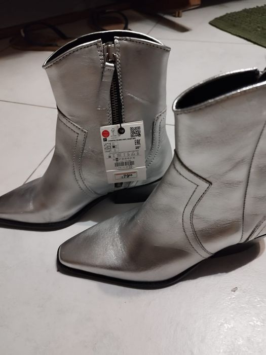 Bota em pele cor prateada
