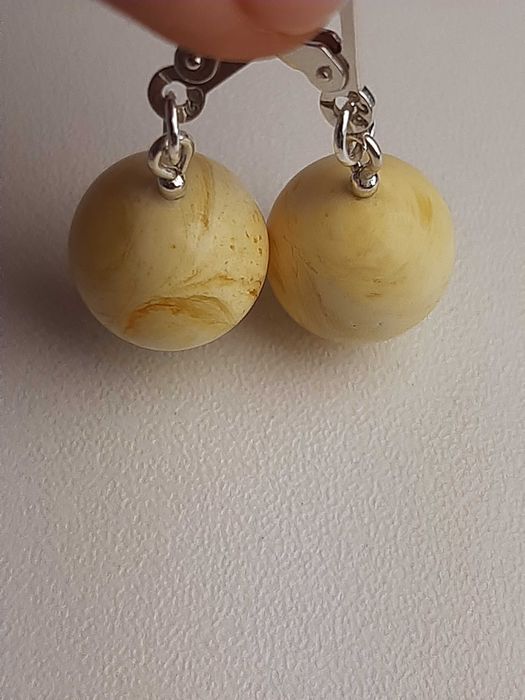 kolczyki z białym bursztynem