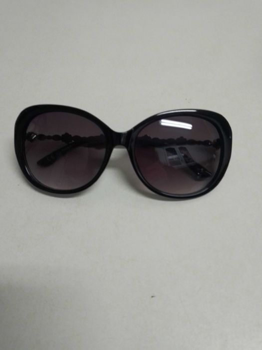 Óculos de sol pretos com brilhantes laterais