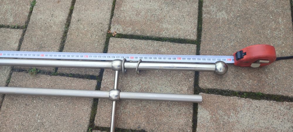 Karnisz metal używany.