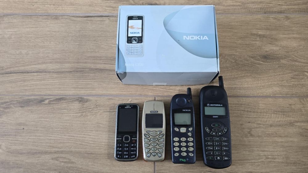 Zestaw 4 starych telefonów Nokia, Motorola