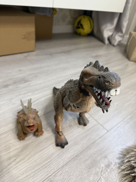 Два динозавра ,один ходит