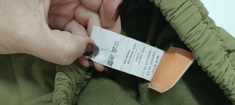 Calças para criança. Cor verde, tem um casaco que faz conjunto. Para 3