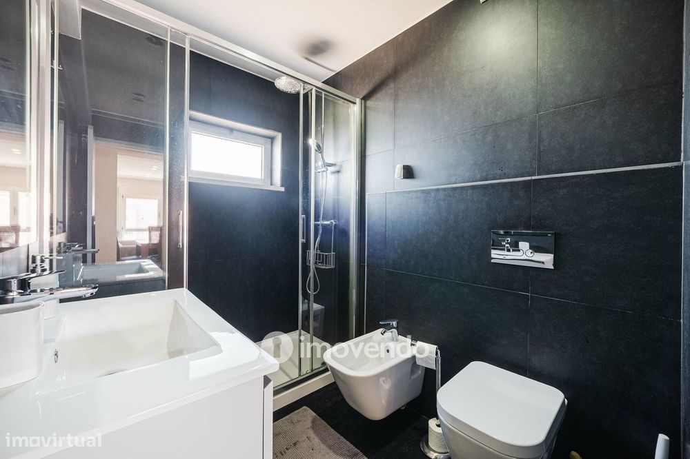 Apartamento T2 com boas áreas e muita luz natural, em Telheiras