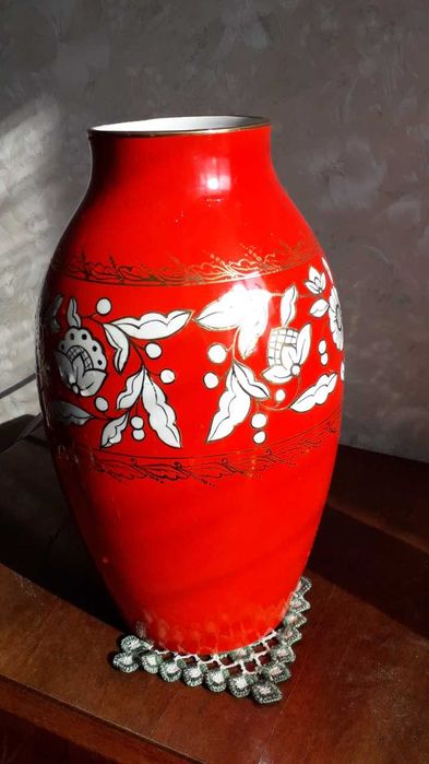 Фарфорова ваза , ручний розпис Барановка червона яскрава