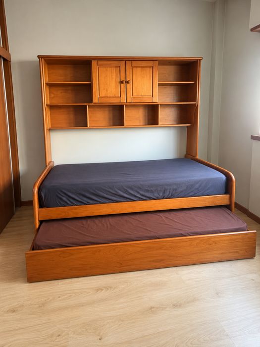 Cama dupla em madeira maciça com estante/arrumação + 2 colchões