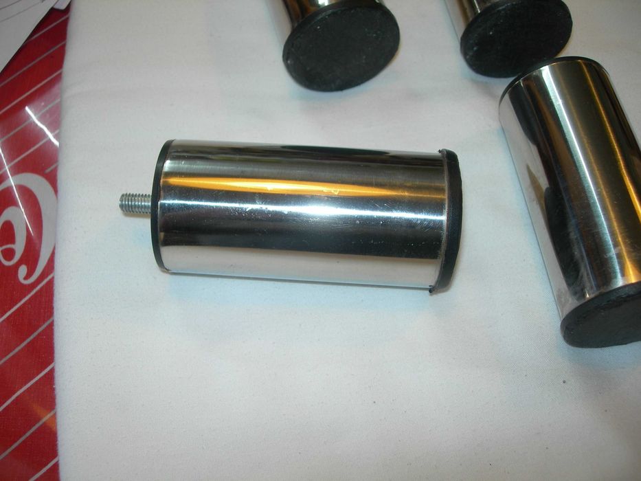 Pés de Moveis cromados.