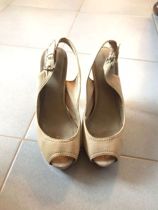 Sapatos beges em tecido