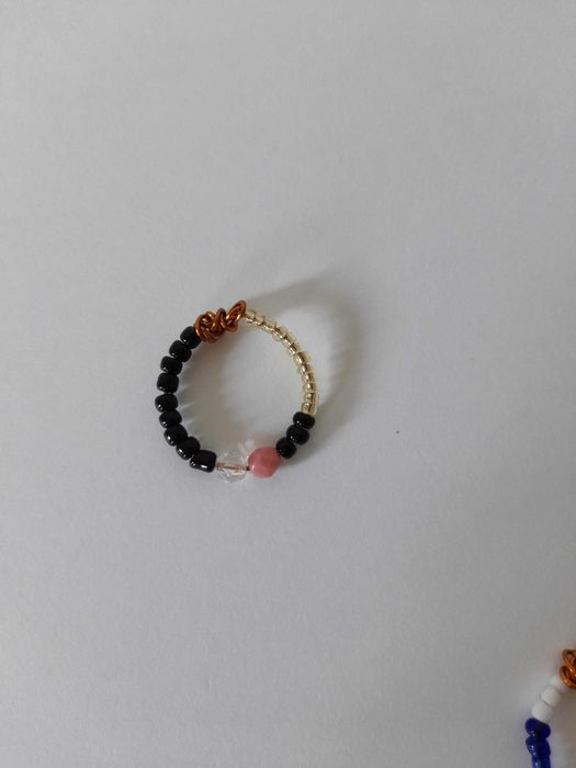 Anel delicado de missangas minimalista
