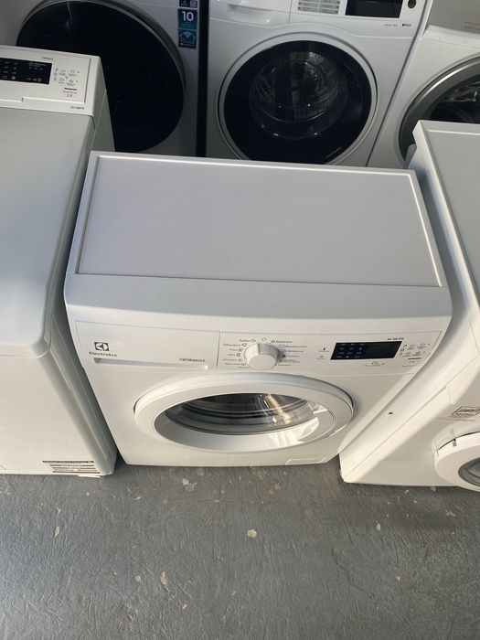Пральна машина Electrolux. Вузька