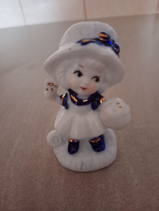 Porcelanowa figurka Lalka