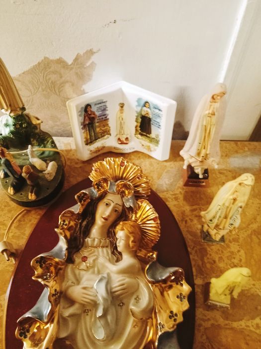 Imagem nossa senhora com menino Jesus  com outros itens