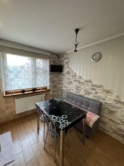 В центрі біля парку півособняк з 2 кухнями та гарному стані 5 кімнат