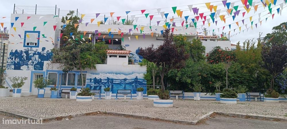 Moradia T17- Edificio a Funcionar como Lar - Potencial para Hostel  na