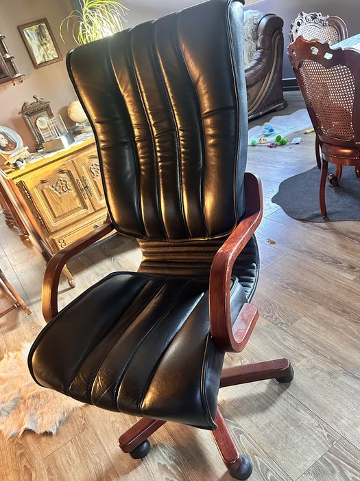Fotel gabinetowy obrotowy naturalna czarna skóra plus drzewo lite