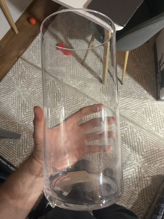 Ваза для квітів скляна.