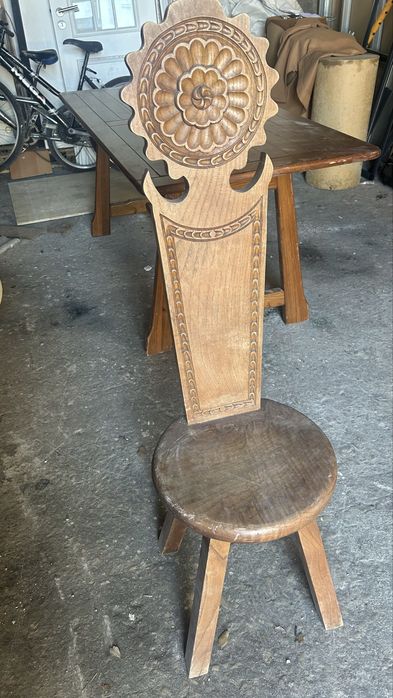 Cadeira Rústica em Madeira com Encosto Entalhado