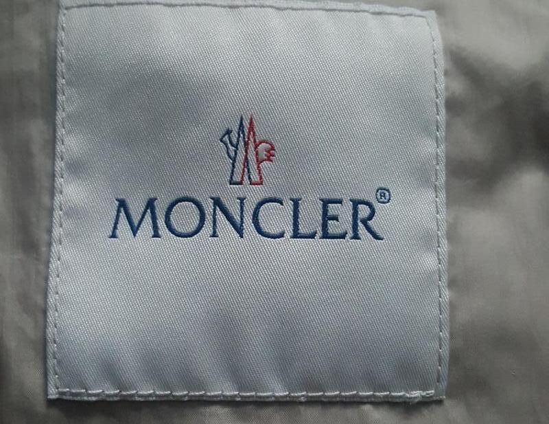 Оригинал.фирменная,стильная,легкая куртка с капюшоном moncler