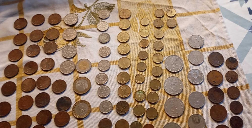 varias moedas de variadas épocas