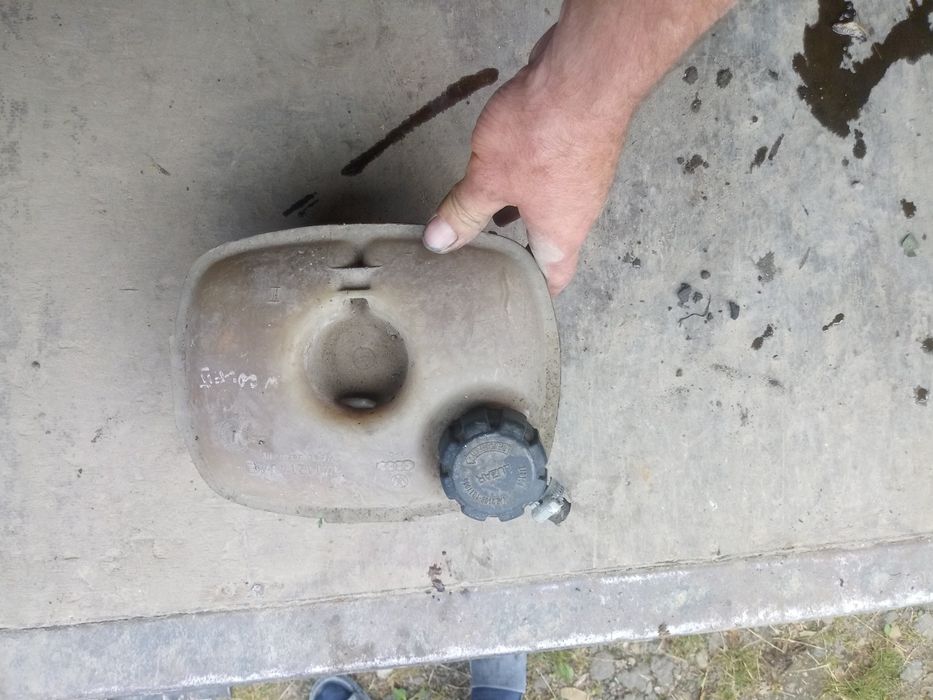 Продам  розширюваний бачок Пассат б2 ,88 року.