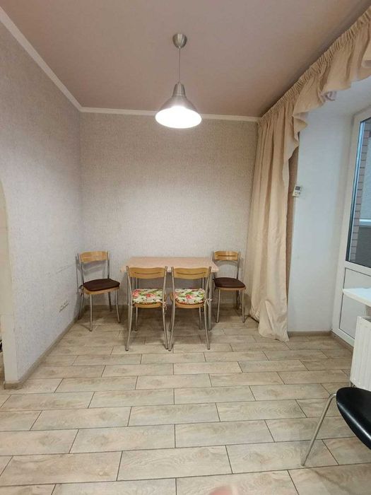 Простора 2-х кімн. у гарному стані з газовим котлом. Центральний парк!