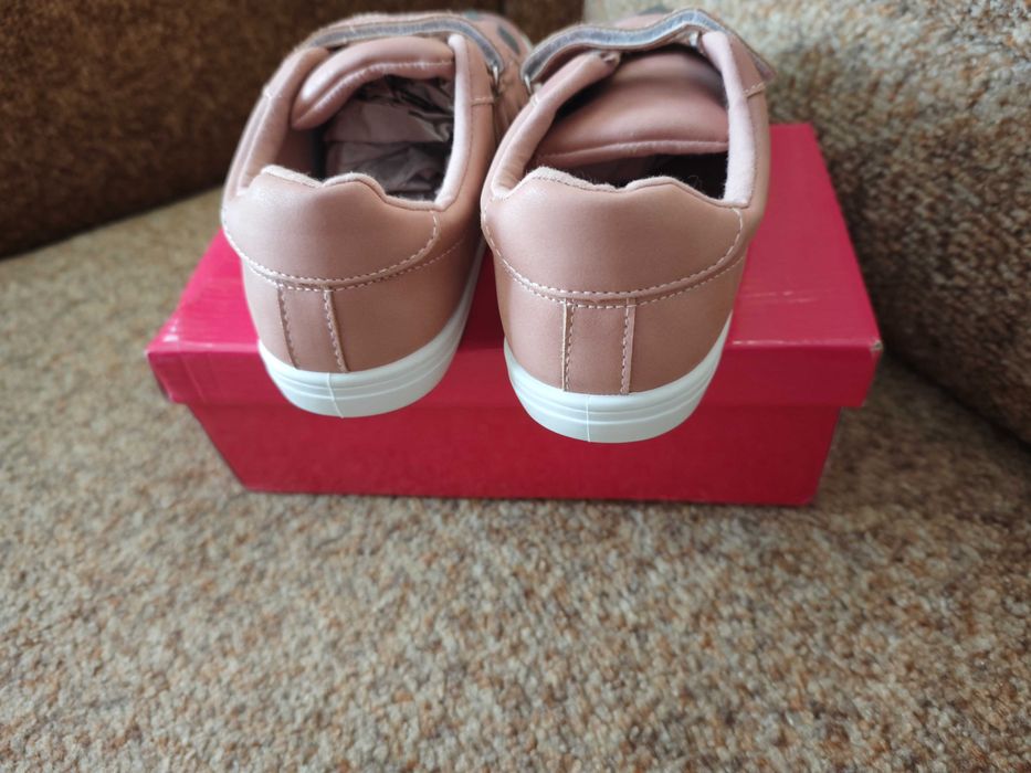 Продам нові кросівки за устілкою 20-21 см